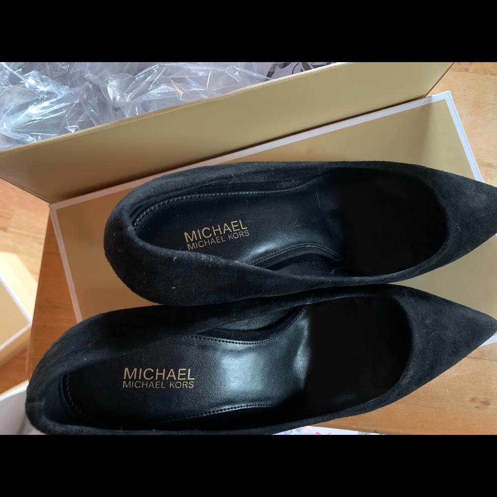 MK Black Pumps - Picture 3 of 6